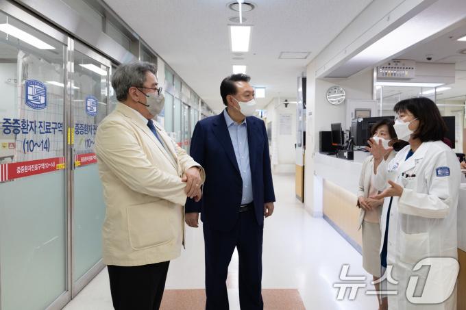 [사진] 의료응급센터 상황 살피는 윤석열 대통령
