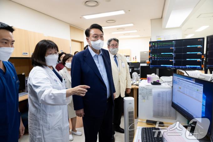 [사진] 윤석열 대통령, 응급센터 방문
