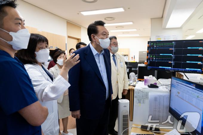 [사진] 응급의료센터 방문한 윤석열 대통령