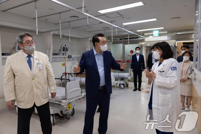 [사진] 윤석열 대통령, 의료응급센터 방문