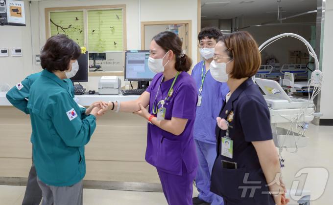 [사진] 의료진 격려하는 강정애 장관