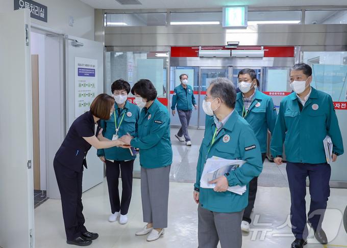 [사진] 의료진 격려하는 강정애 장관