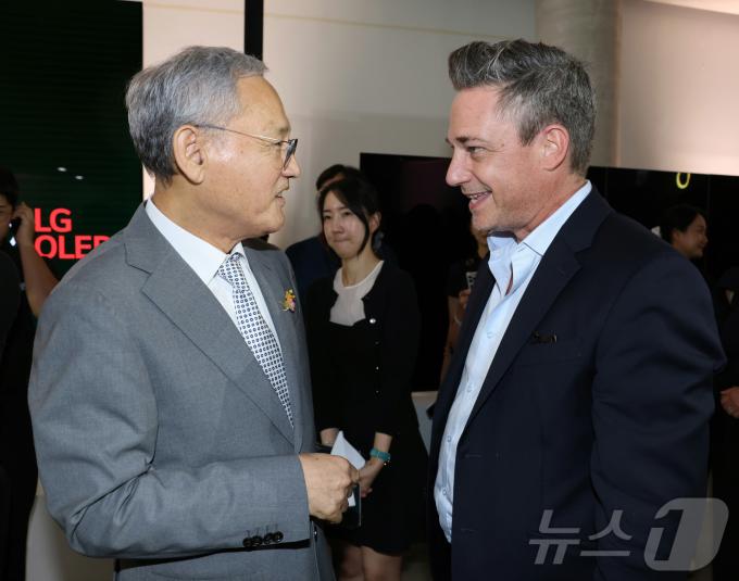[사진] 미술인의 밤 참석자와 인사 나누는 유인촌 장관