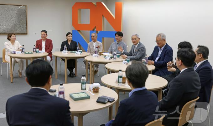 [사진] 미술인들과 간담회 갖는 유인촌 장관