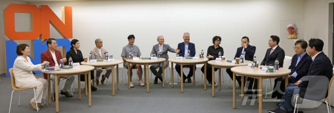 [사진] 간담회 갖는 유인촌 장관