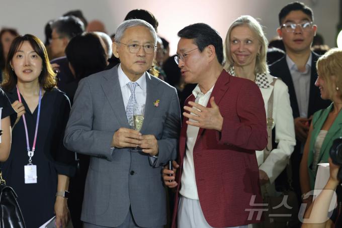 [사진] 조주완 LG전자 대표와 대화 나누는 유인촌 장관