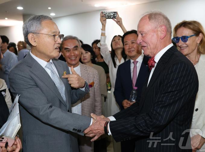 [사진] 참석자들과 인사 나누는 유인촌 장관