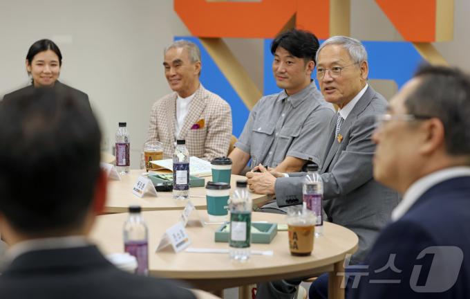 [사진] 간담회 갖는 유인촌 장관