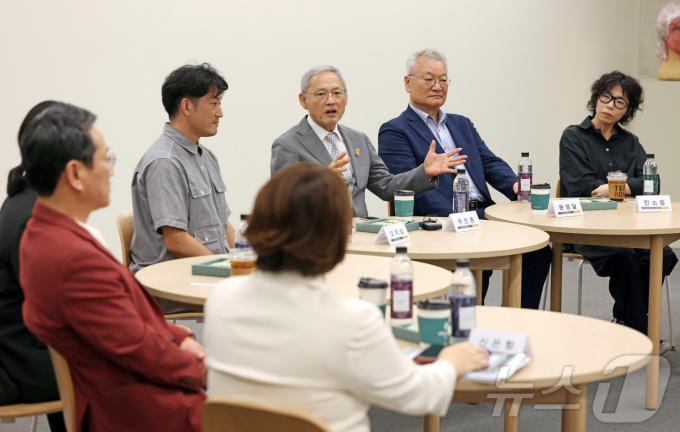 [사진] 미술인들과 간담회 갖는 유인촌 장관