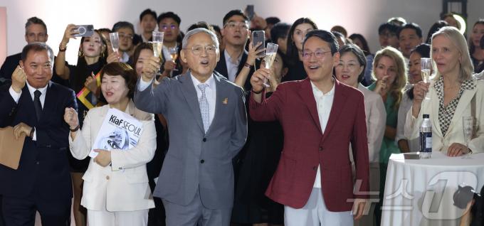 [사진] 건배하는 유인촌 장관