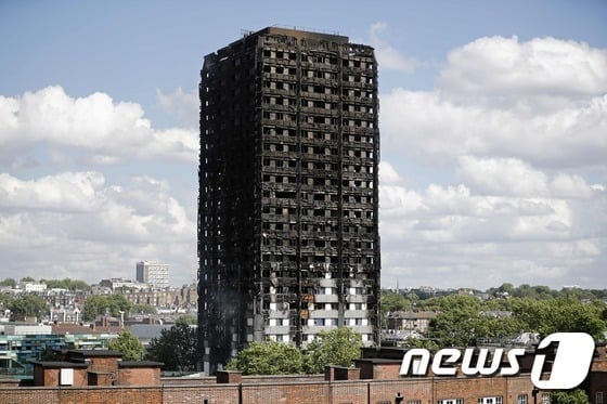 15일(현지시간) 대형화재로 뼈대만 남은 런던 그렌펠 타워 아파트의 황량한 모습이 보인다. ⓒ AFP=뉴스1 ⓒ News1 우동명 기자