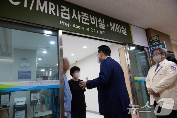 [사진] 응급의료센터 환자들과 대화하는 윤석열 대통령