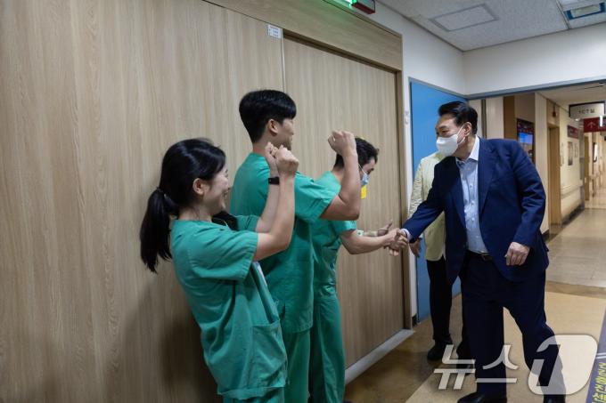 [사진] 의료진과 인사 나누는 윤석열 대통령