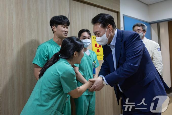 [사진] 의료진 격려하는 윤석열 대통령