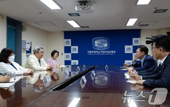[사진] 윤석열 대통령, 응급의료센터 의료진과 간담회