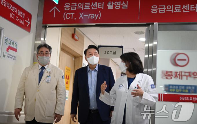 [사진] 윤석열 대통령, 응급 의료 센터 점검