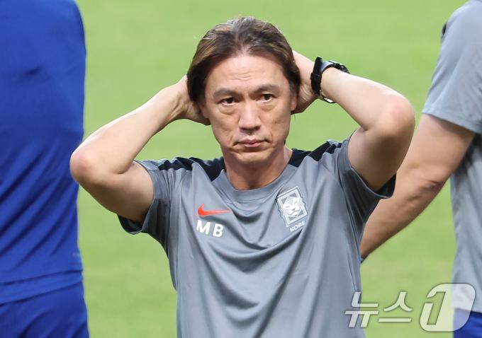 대한민국 축구 국가대표팀 홍명보 감독이 3일 오후 경기 고양시 고양종합운동장에서 가진 소집훈련에서 선수들을 지켜보고 있다. 대표팀은 오는 5일 서울 상암월드컵경기장에서 팔레스타인과 2026 국제축구연맹(FIFA) 북중미 월드컵 3차 예선 1차전을 치른다. 2024.9.3/뉴스1 ⓒ News1 김도우 기자