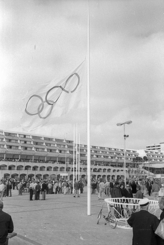 1972년 독일(서독) 뮌헨 올림픽 광장에 '검은 9월단' 테러 사건 희생자를 추모하는 올림픽 조기가 계양되어 있다. (출처: Magnussen, CC BY-SA 3.0 DE, 흑백사진(1972), Wikimedia Commons)