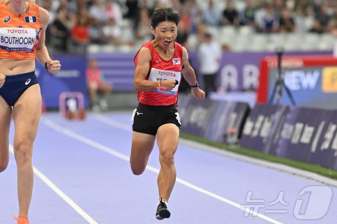 [사진] 육상 100m 결선 역주하는 전민재