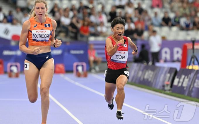[사진] 전민재의 육상 100m 결선 역주