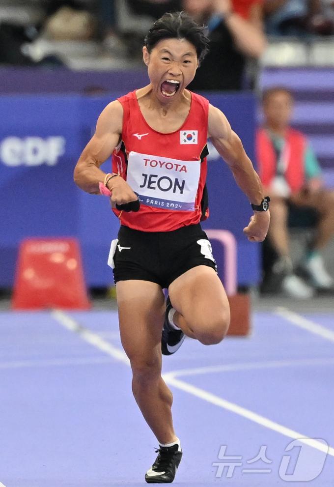 [사진] 육상 100m 결선 역주하는 전민재