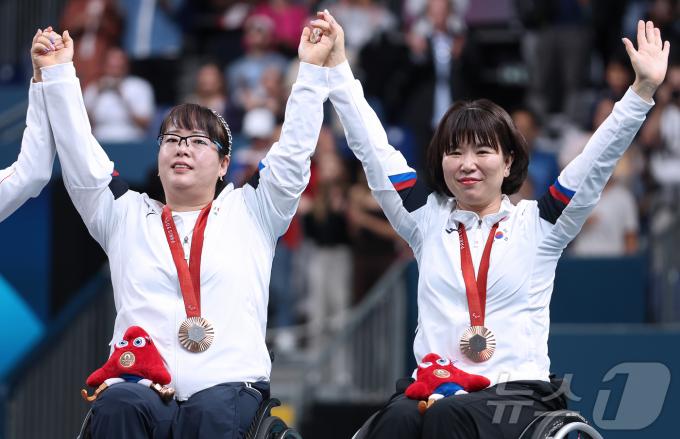 [사진] 값진 동메달 목에 건 정영아와 문성혜