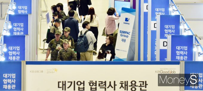  최근 청년층 구직난이 심화되는 가운데 상용직 근로자가 크게 줄고 임시직 근로자가 늘어나 '고용의 질'까지 떨어지고 있는 것으로 나타났다. '2024 제1차 KB굿잡 우수기업 취업박람회'가 운영되는 모습. /사진=임한별 기자