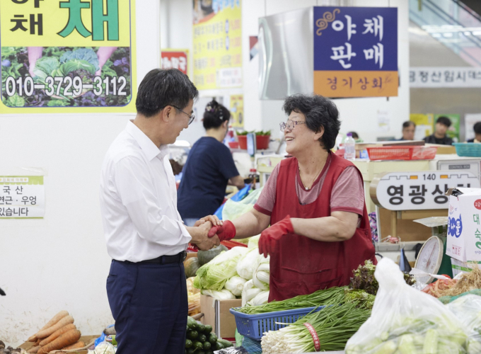 경기도의 한 전통시장을 찾아 민생을 살피는 김동연 경기도지사. 사진제공=경기도 