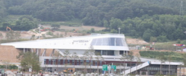 추석 귀성길 전국 여러 이색 휴게소에서 새로운 즐거움을 경험해볼 수 있다. 사진은 설계와 디자인이 독특한 내린천휴게소의 모습. /사진=뉴시스