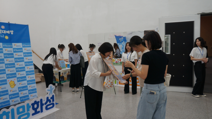 화성시아동보호전문기관이 2024년 화성시 아동학대예방 부모교육 세미나를 개최하고 행사를 진행하고 있다 / 사진제공=화성시아동보호전문기관
