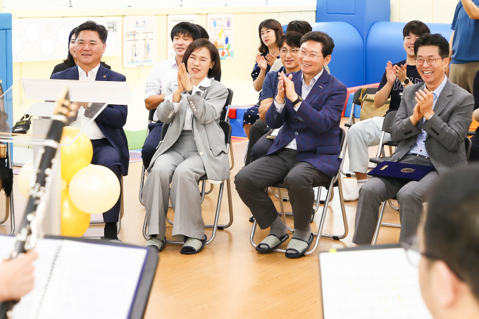 이상일 용인특례시장(오른쪽2번째)이 용인강남학교 감각통합실 개소식에 참석해 축하하고있다 / 사진제공=용인특례시
