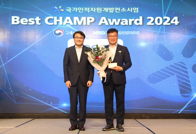 포스코가 4일 우수공동훈련센터 시상식에서 성과평가 우수기관상과 자율공동훈련센터 선정패를 받았다. 사진 왼쪽부터 이우영 한국산업인력공단 이사장, 양병호 포스코 경영지원본부장. /사진=포스코