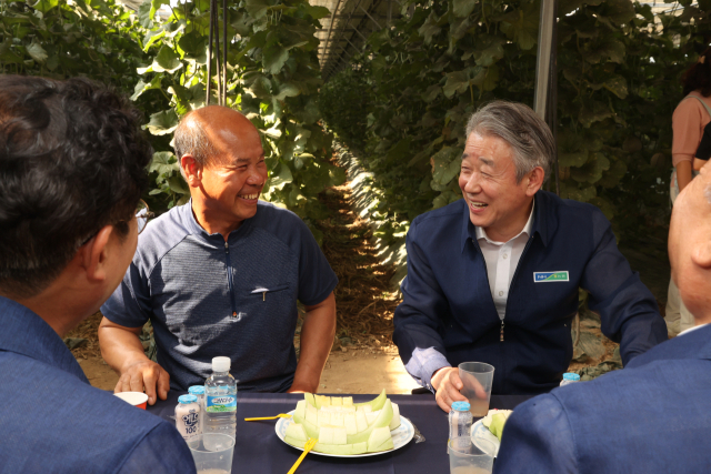 강호동 농협중앙회장(사진 오른쪽)이 멜론 재배 농가와의 소통을 위한 간담회를 가졌다./사진=농협중앙회