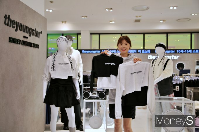 광주신세계 신관 지하 1층에 새롭게 오픈한 '더영스터' 매장에서 직원이 의류를 선보이고 있다/사진=광주신세계 제공. 