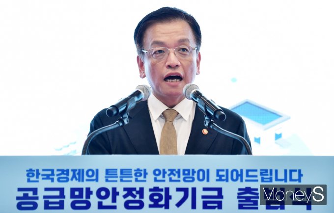 [머니S포토] 최상목 경제부총리 
