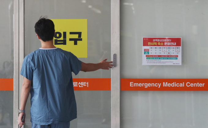 부산 공사장에서 추락한 70대 작업자가 병원 응급실로 옮겨졌지만 수술할 의사를 찾지 못해 사망했다. 사진은 경기 수원시 영통구 아주대학교병원 응급실로 의료진이 들어가는 모습으로 기사 본문과는 무관함.  /사진=뉴스1