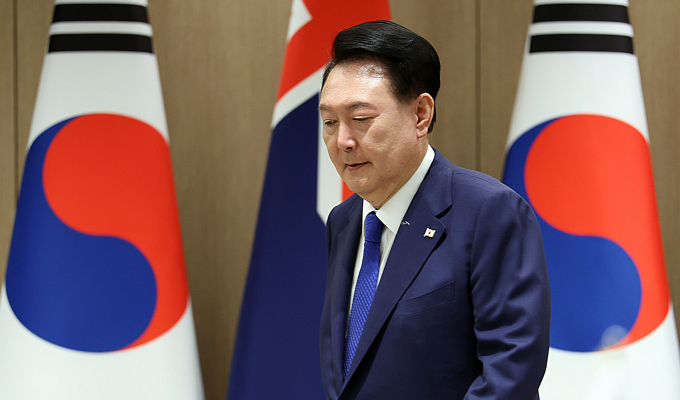 대통령실이 윤석열 대통령 퇴임 후 사저 경호시설 신축 예산이 전임 대통령들에 비해 2배 많다는 야당 의원 주장을 반박했다. 사진은 윤 대통령이 지난 4일 서울 용산 대통령실에서 열린 한·뉴질랜드 정상회담에서 크리스토퍼 럭슨 뉴질랜드 총리와 악수 후 자리로 향하는 모습. /사진=뉴시스(대통령실통신사진기자단)  