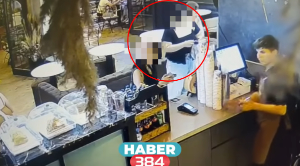 한국인 관광객 두 명이 튀르키예의 한 카페에서 주인 없는 가방을 훔쳐 달아나 경찰에 체포됐다. 사진은 가방을 훔치기 전 메뉴를 주문하는 모습. /사진=Haber384 유튜브 캡처