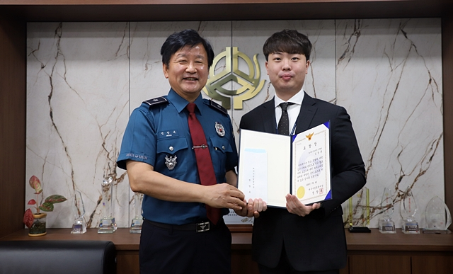 정창옥 수성경찰서장(왼쪽)이 보이스피싱 피해를 막은 달구벌신협 본점 은행원에 표창장을 수여하고 있다./사진제공=대구 수성경찰서