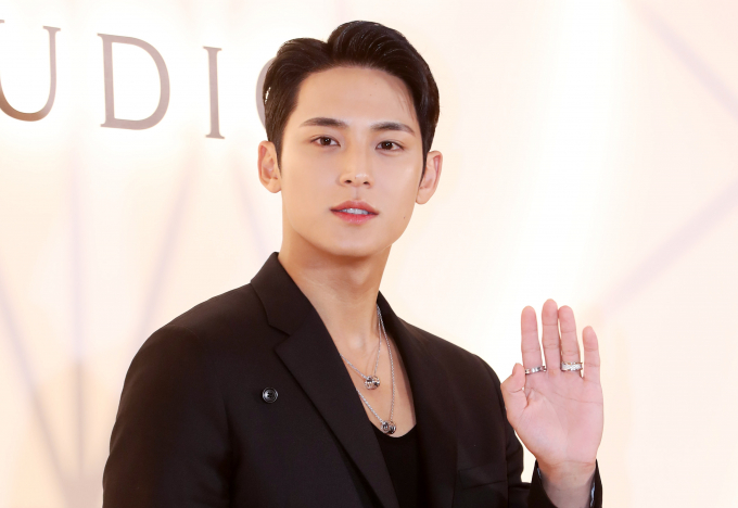 그룹 세븐틴 민규의 노출사진을 무단 유출한 화장품회사 직원 A 씨가 경찰에 고발됐다. 사진은 지난 3월 서울 광진구 워커힐 '빛의 시어터'에서 열린 불가리 스튜디오 이벤트에 참석한 그룹 세빈틴 멤버 민규. /사진=뉴시스
