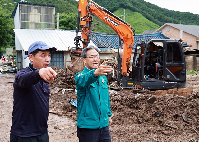 오도창 영양군수(오른쪽)이 지난 7월 집중호우 피해지역을 둘러보고 있다./사진제공=경북 영양군