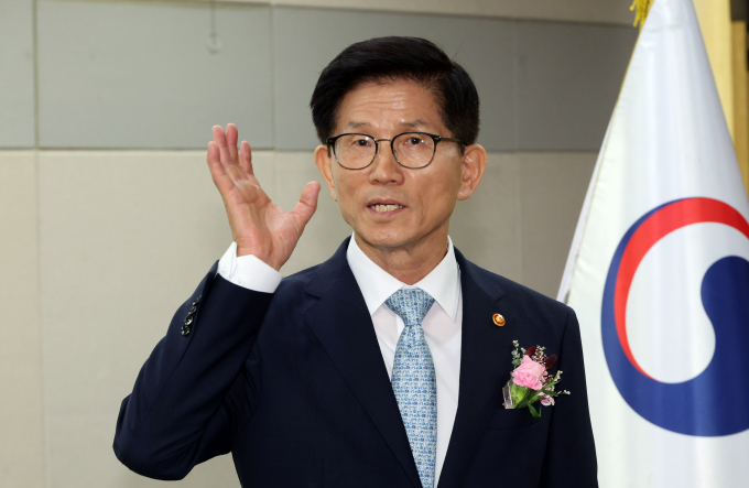 김문수 고용노동부 장관이 티몬·위메프 등 큐텐그룹 계열사의 임금체불 상황과 관련한 신속한 대응을 지시했다. 사진은 김 장관이 지난달 30일 세종시 정부세종청사에서 열린 취임식에서 직원들과 대화하는 모습. /사진=뉴시스 