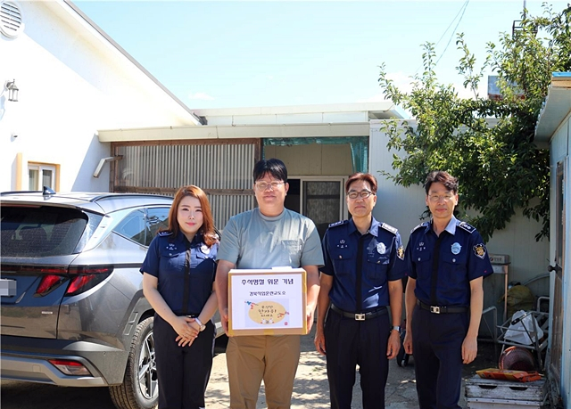 경북직업훈련교도소 직원들이 추석 명절을 맞아 사회복지시설 은혜의 집에 위문금품 등을 전달하고 있다./사진제공=경북직업훈련교도소