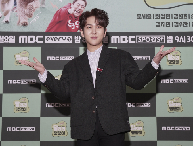 가수 김수찬 어머니가 전(前) 남편의 만행을 예능 프로그램에서 폭로한 가운데 김수찬 아버지의 평판이 좋았다는 주장이 나왔다.사진은 지난 2021년 MBC에브리원 예능 '두근두근 레이스-달려라 댕댕이' 제작발표회에 참석한 가수 김수찬. /사진=머니투데이(MBC 제공)