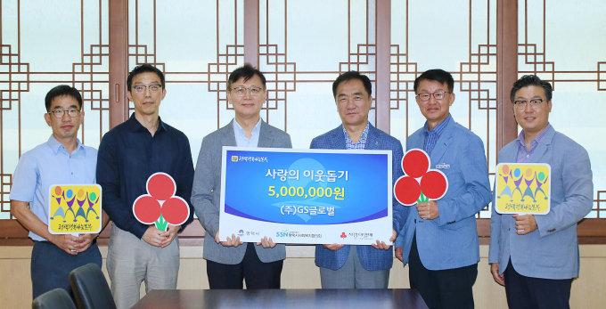 김태원 PLS 대표(왼쪽 세번째)가 3일 평택행복나눔본부에서 정장선 평택시장(오른쪽 세번째)에게 후원금 500만원을 전달하고 기념촬영을 하고 있다 / 사진제공=평택시