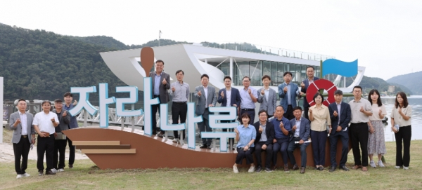 서태원 가평군수(뒷줄 오른쪽으로부터 6번째)가 5일 자라섬 남도 현장에서 부서장들과 현안사항에 대한 현장소통의 자리를 가지고 사진촬영을 하고 있다. / 사진제공=가평군