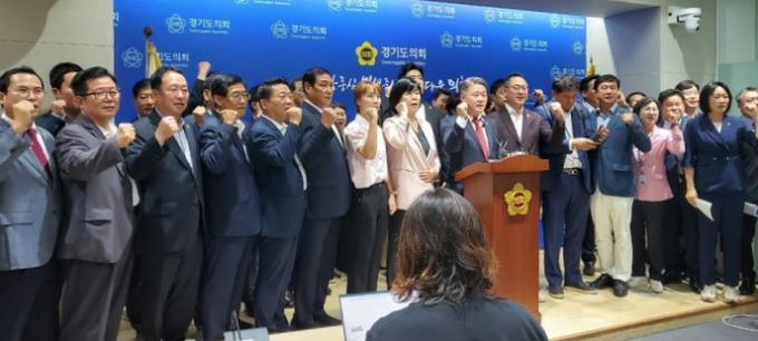 김정호 대표의원 등 국민의힘 의원들이 5일 오전 도의회 브리핑룸에서 기자회견을 열고 김동연 지사가 도정질문에서 쏟아진 K-컬처밸리 질의에 변명으로 일관했다고 주장했다. 사진제공=뉴시스