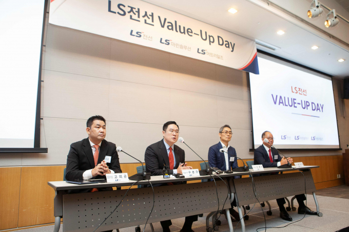 5일 서울 여의도 FKI타워에서 열린 '밸류업 데이' 행사에서 참석자들이 질의응답을 진행하고 있다. (왼쪽부터)고의곤 LS전선 해저글로벌영업부문장, 구본규 대표이사, 신영식 부사장, 홍영호 LS머트리얼즈 대표이사. / 사진=LS전선 