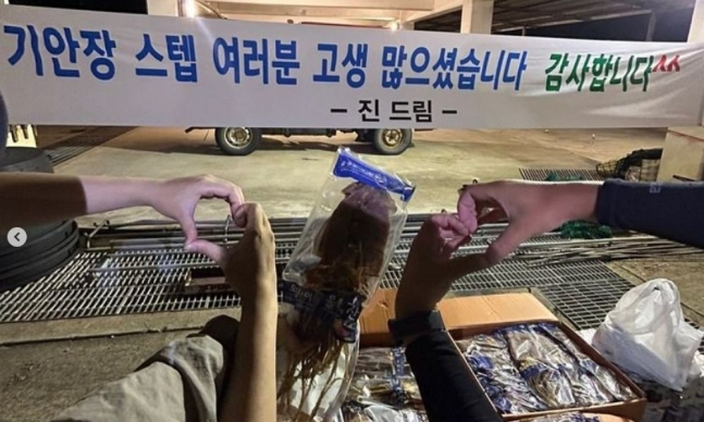 방탄소년단 진이 '대환장 기안장'을 함께 촬영한 스태프에게 통 큰 선물을 전달했다. /사진=스튜디오 모닥 SNS