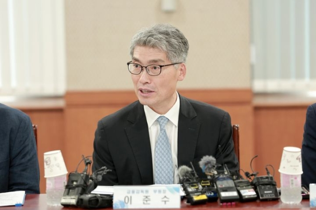 이준수 은행·중소서민금융 부원장이 3일 서울 여의도 금융감독원에서 17개 국내은행 부행장과 함께 은행권 가계부채 간담회를 하고 있다. /사진=금융감독원